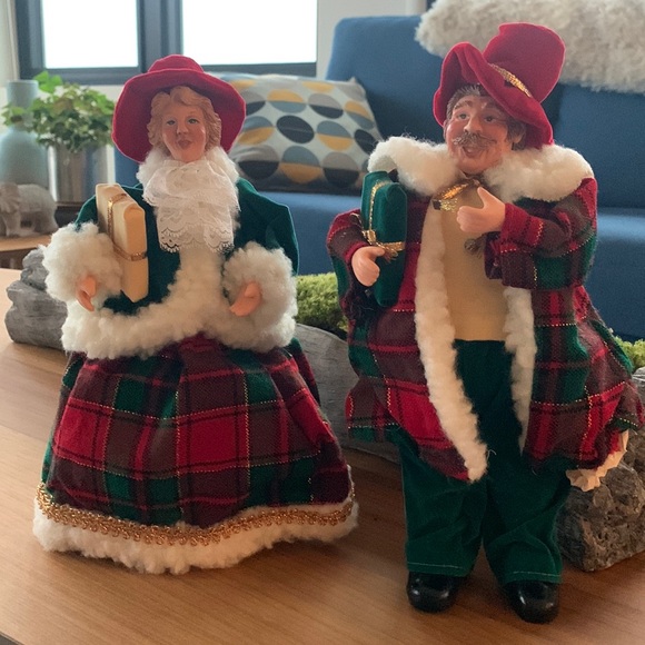 Vintage Holiday Carolers Figurines - Picture 2 of 12